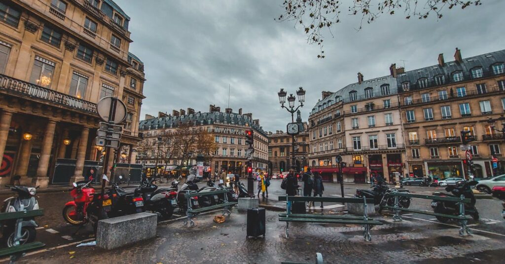 事故歴のあるバイクと査定員が修復箇所を確認している様子のイメージ画像