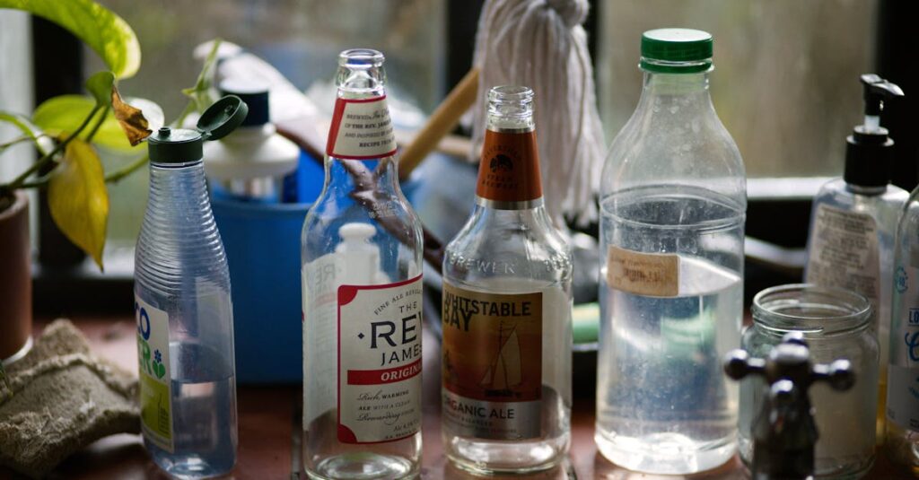 家の中で売れる不用品を家族と一緒に探している様子