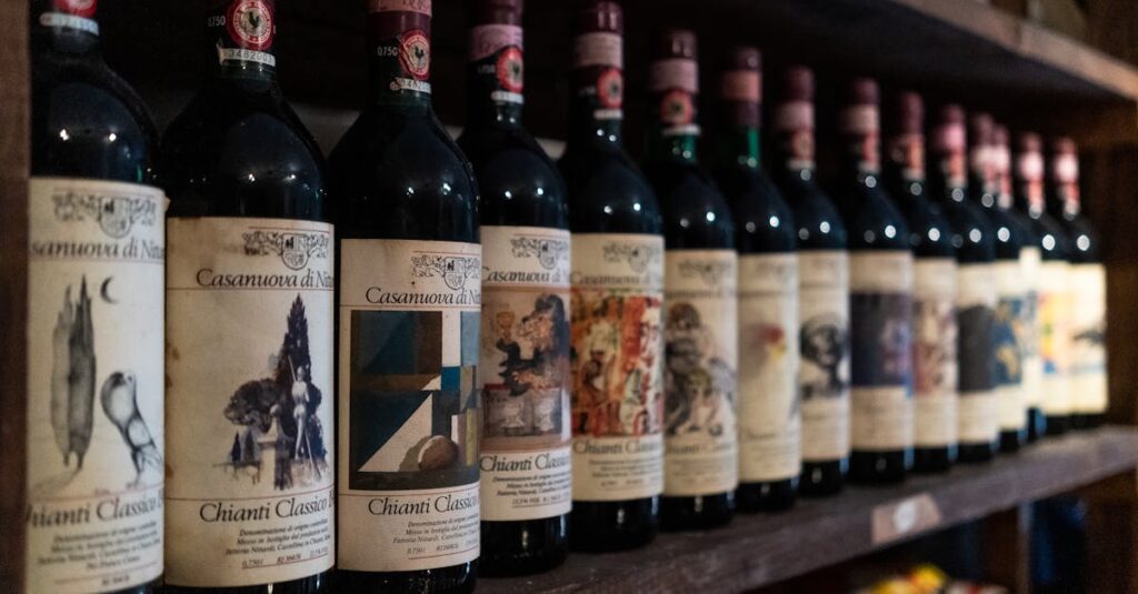 希少な高級ウイスキーやワインが棚に並べられ、付属品も揃っているコレクションの様子