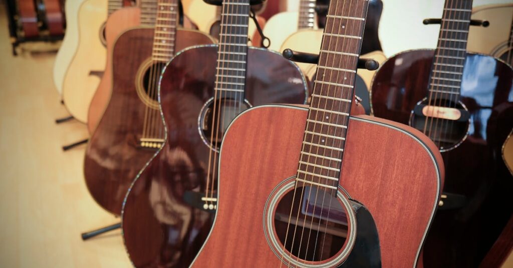 楽器店のカウンターでギターを査定している様子