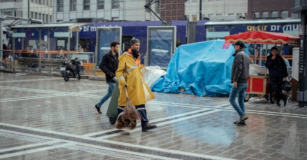 バイクの洗車や点検など査定前の準備をしている様子のイメージ画像