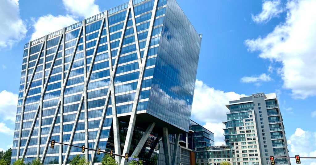 バイクの出張査定を自宅前で受けている様子のイメージ画像