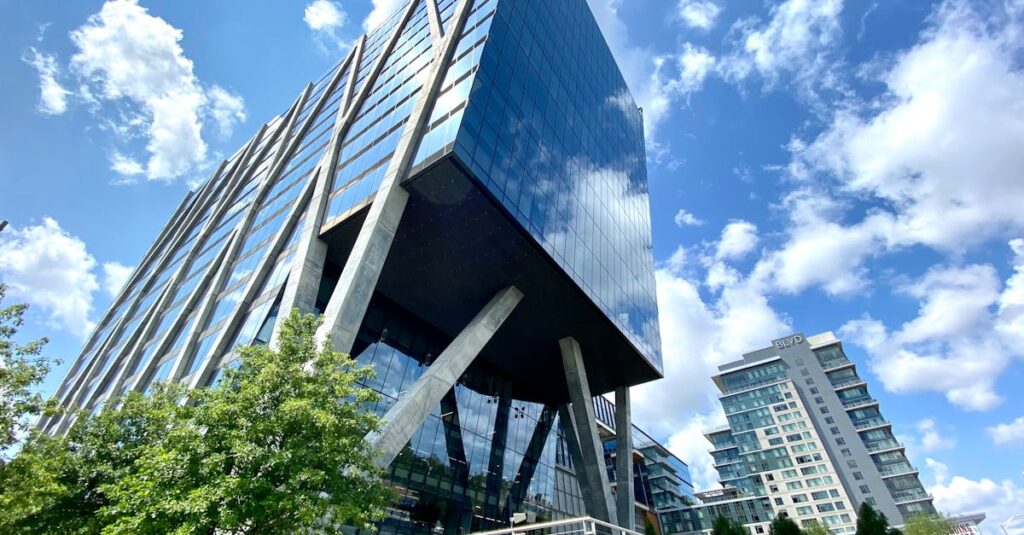 着物の出張買取サービスの現場、査定を受ける和装の女性と査定士