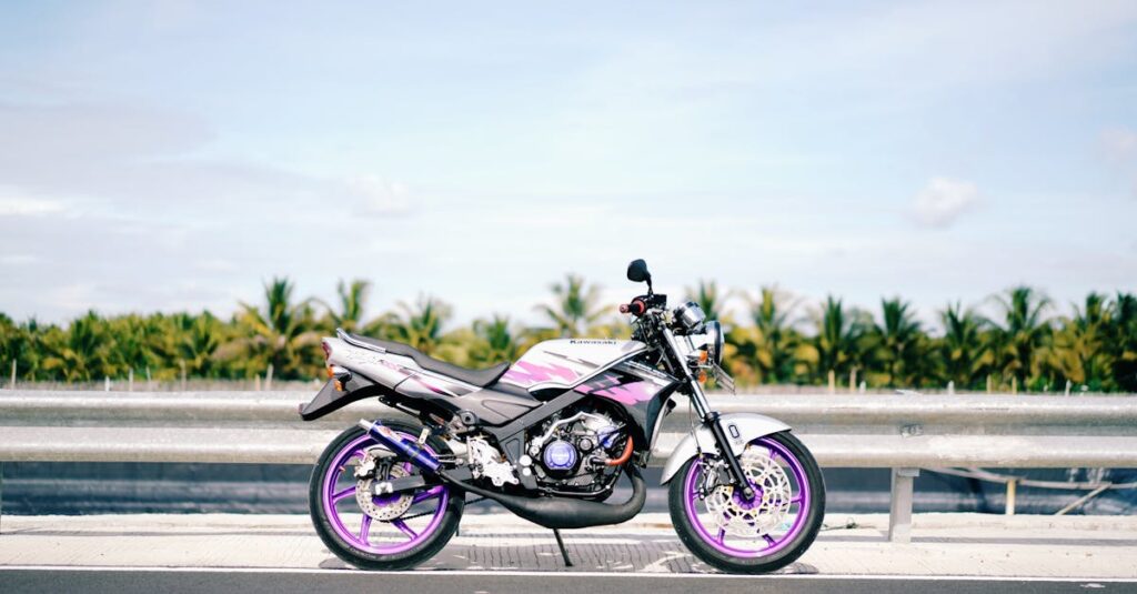 海外へのバイク再販ルートを持つ買取業者が高価査定をしている様子のイメージ画像