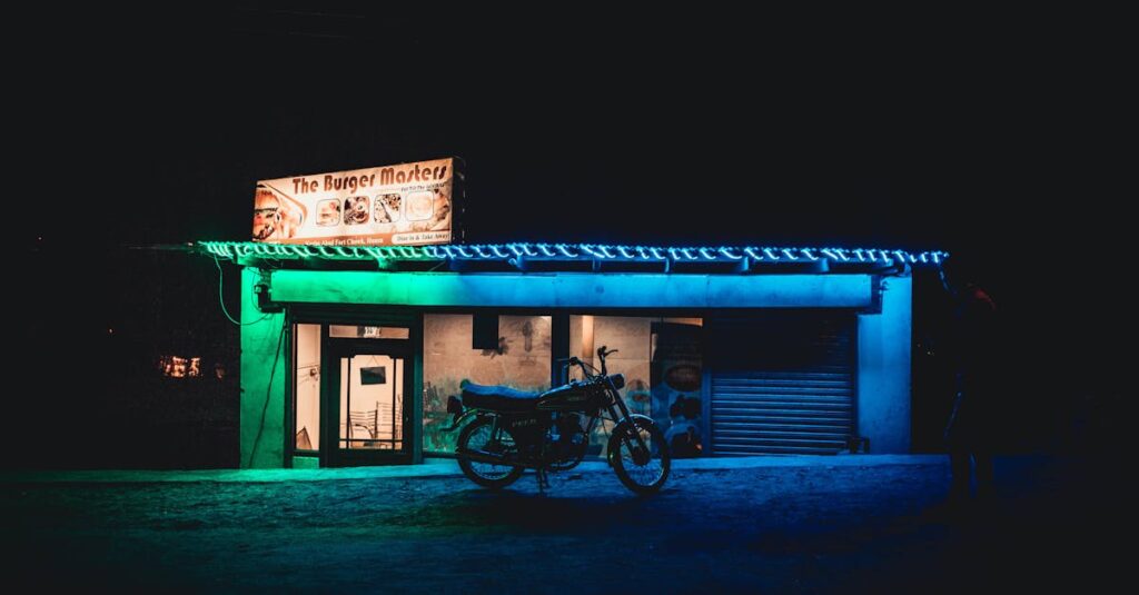 バイクを店舗に持ち込み査定している場面のイメージ画像