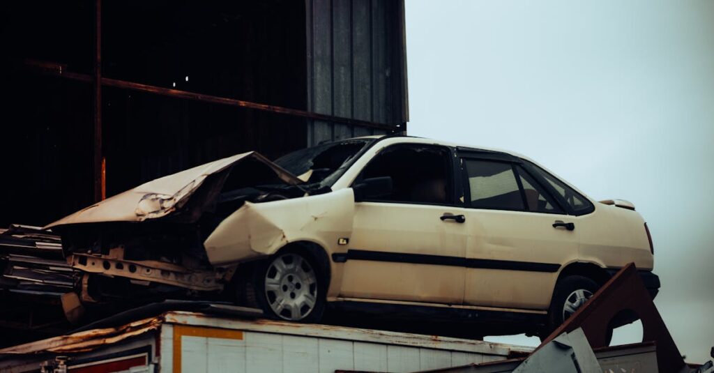 事故車でも買取可能であることを伝える破損車両の写真