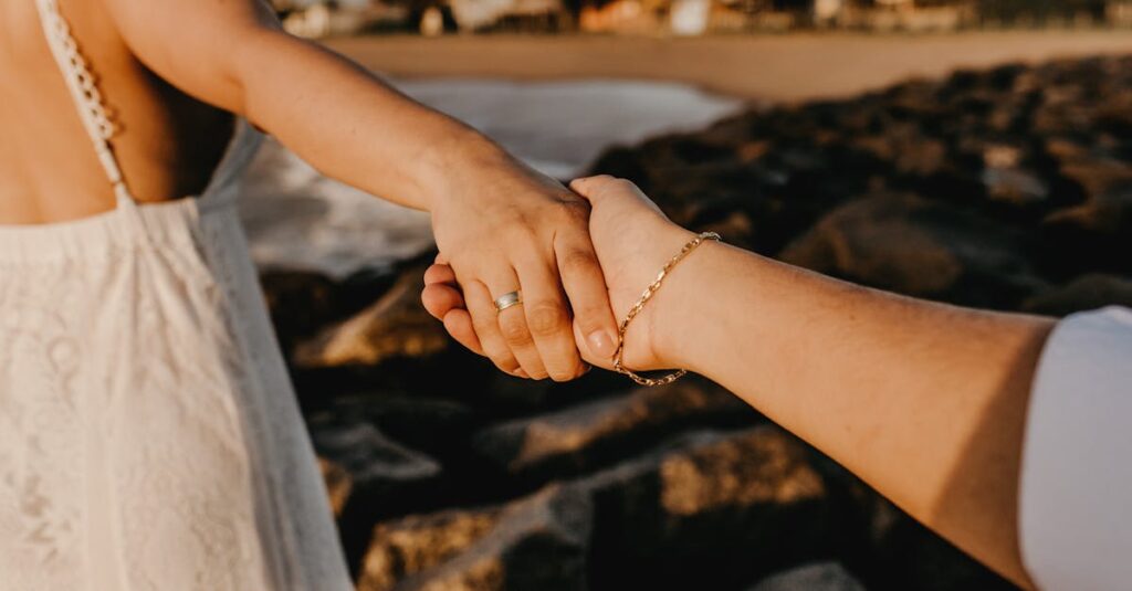 信頼できる指輪買取業者を選ぶためのチェックポイント一覧を確認する女性の写真