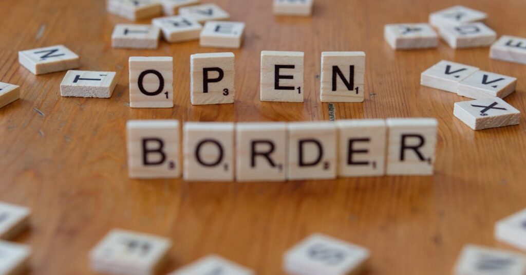 ゲーム宅配買取の口コミをスマホ画面で見ているイメージ。満足・不満それぞれの声が並ぶ。