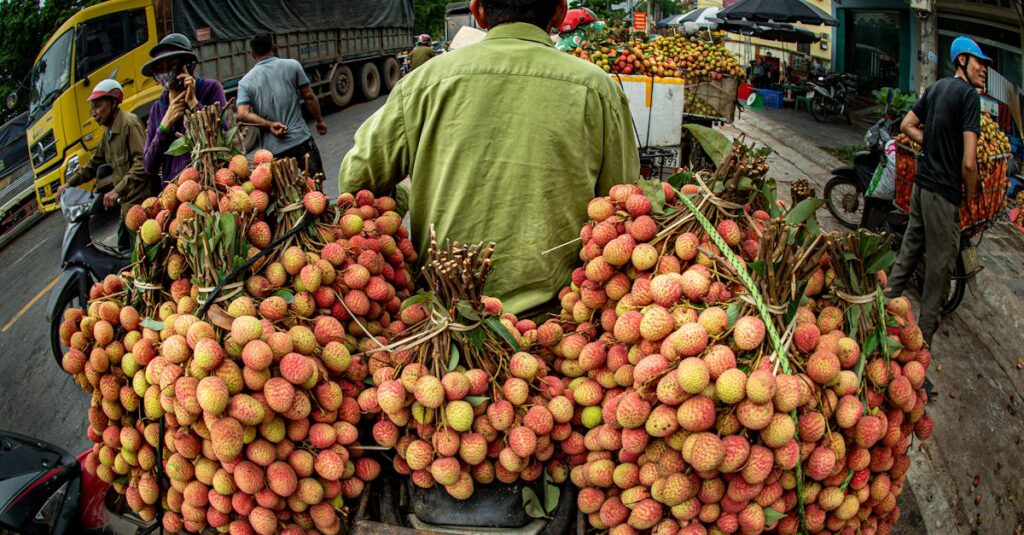 バイク買取業者の口コミや評価をスマートフォンで確認しているユーザーのイメージ画像