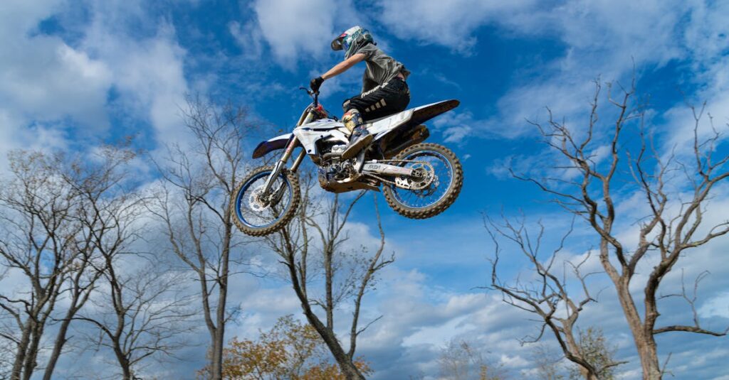 バイク査定のキャンセルポリシーや追加費用について確認している場面のイメージ画像