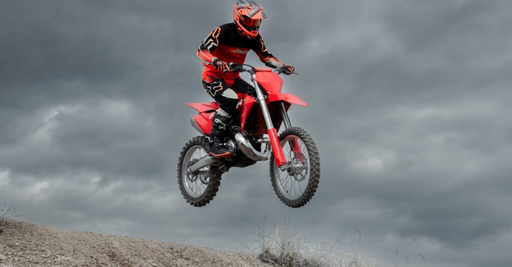 バイクの走行距離による査定価格の違いを示すグラフ風イメージ