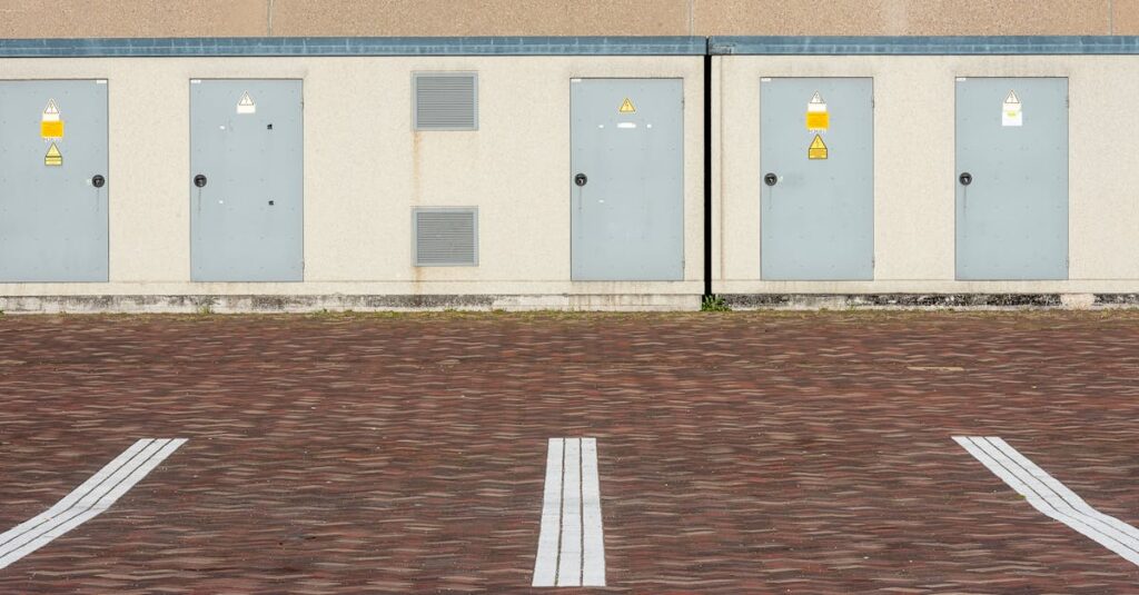 ギターを査定前に整備している様子のチェックリスト