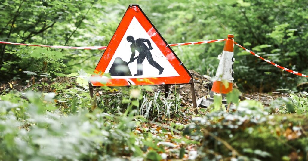 出張買取でのトラブルを避けるために注意点をメモする利用者の様子