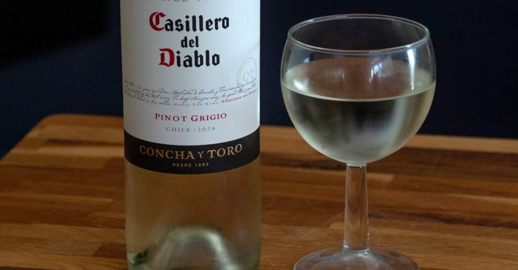 信頼できるお酒出張買取業者の査定士が身分証を提示している様子