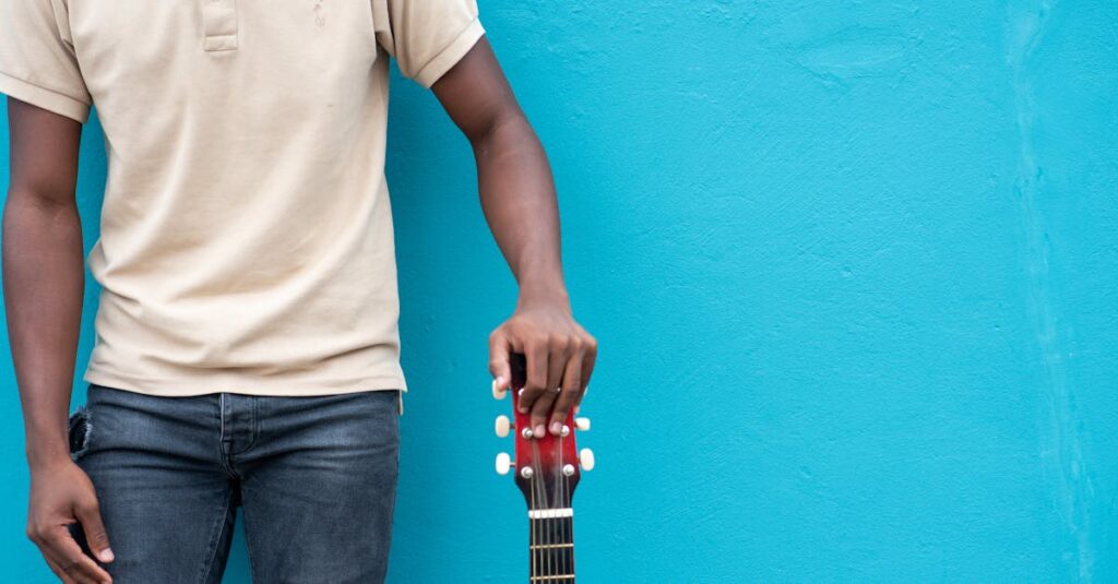 ギターのボディとネックを丁寧に掃除している様子