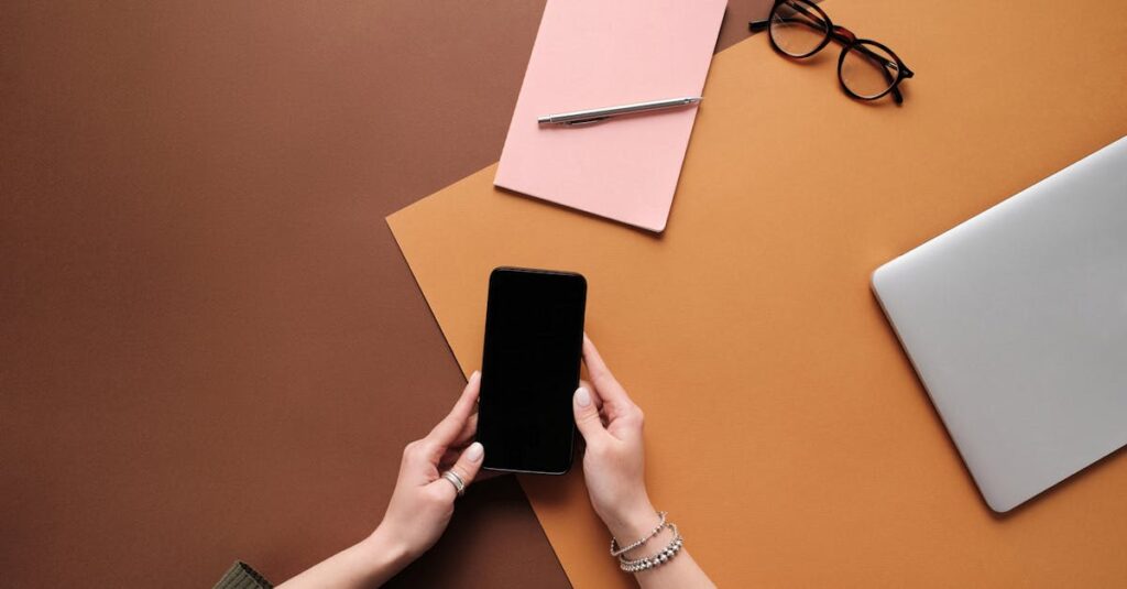 パソコンの元箱・説明書・ACアダプターなどが揃っていて高評価を受ける様子