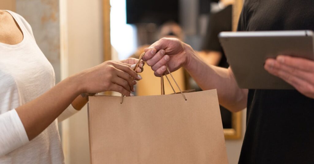 スピーディにギターを出張買取している様子