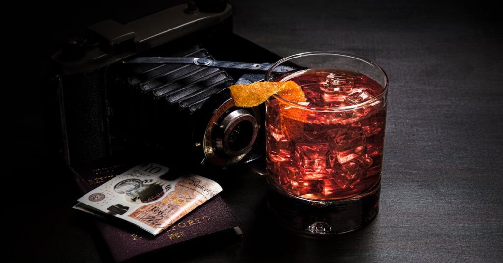 不要なお酒を現金化することで喜ぶ利用者が家の中でボトルを手にしている様子