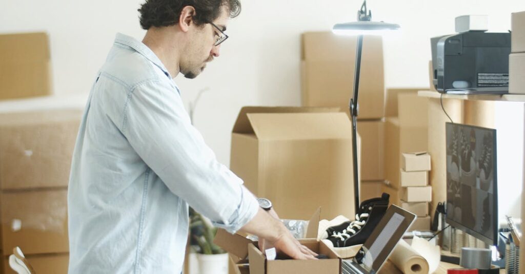 パソコン買取の送料に関する見落としがちなコストや条件を説明する図解イメージ