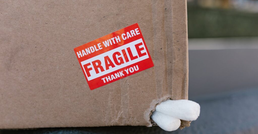 ブランドバッグの宅配買取で梱包や配送の安全対策を行う様子