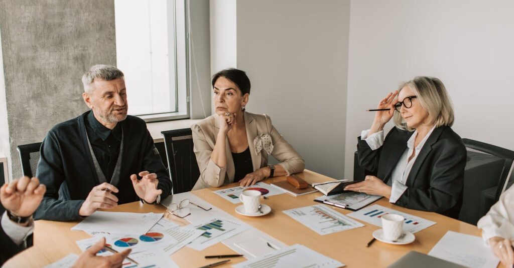 パソコンを売るか使い続けるかを比較検討している人のイメージ画像