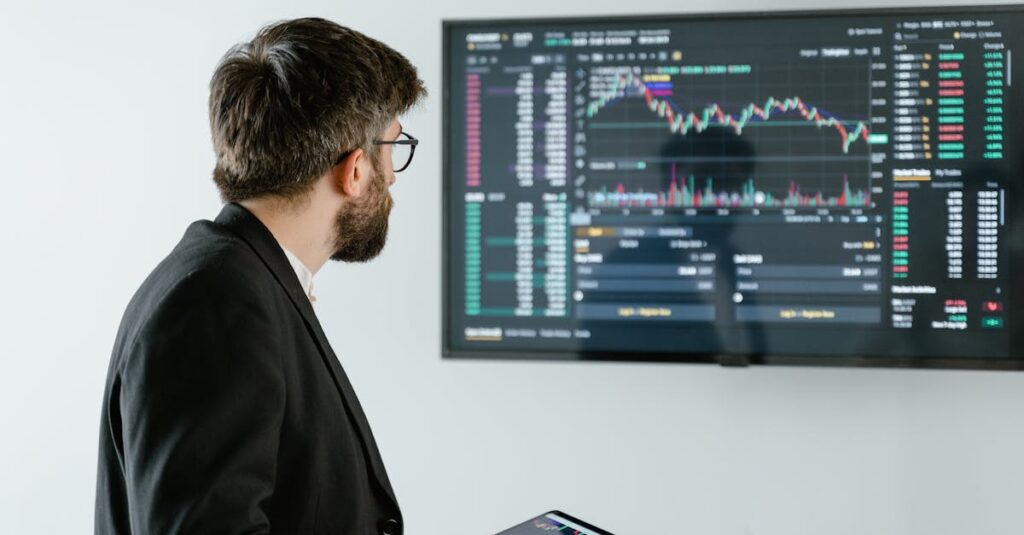 ネットでギターの中古相場を調べているシーン