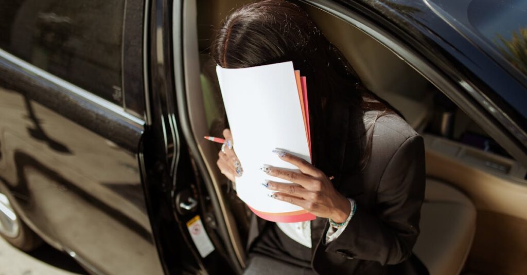 廃車に必要な書類や手続きを初心者向けに解説。ナンバープレート返却から証明書の確認まで紹介。