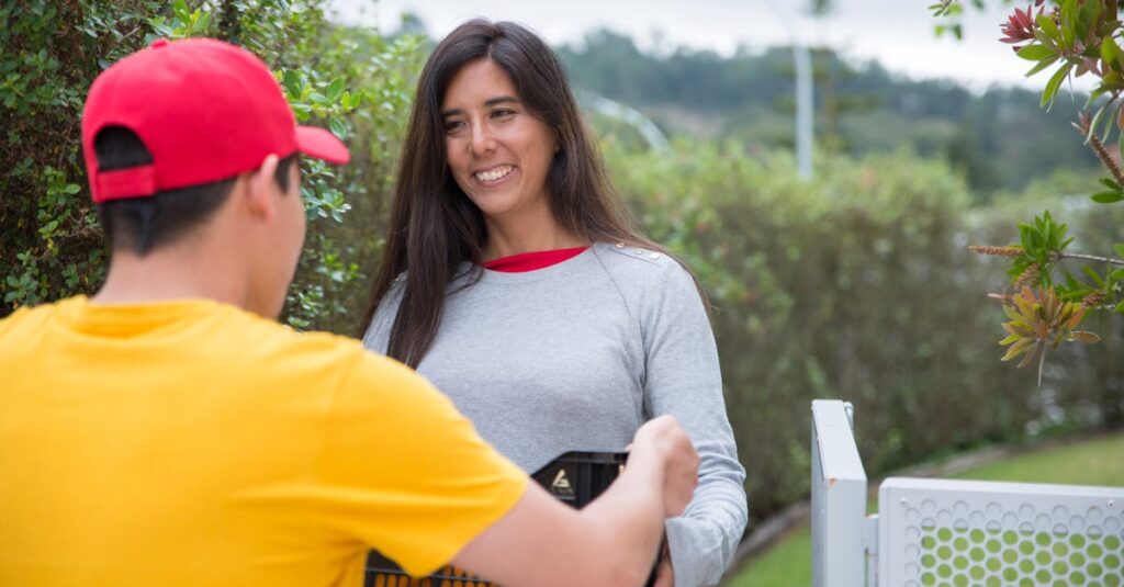 ジャニーズグッズ宅配買取で満足している利用者のイラスト