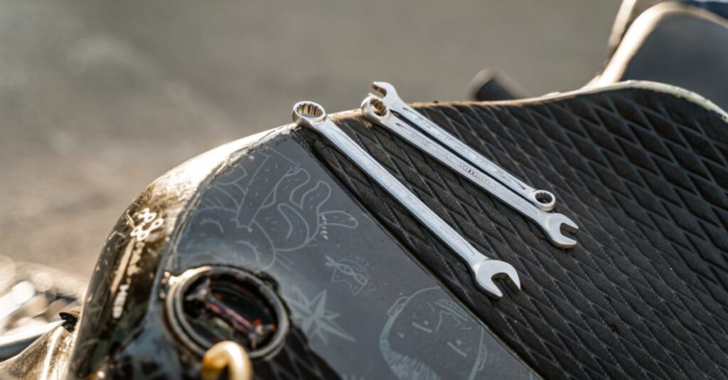 カスタムパーツのあるバイクと査定額の関係を考慮している様子のイメージ画像